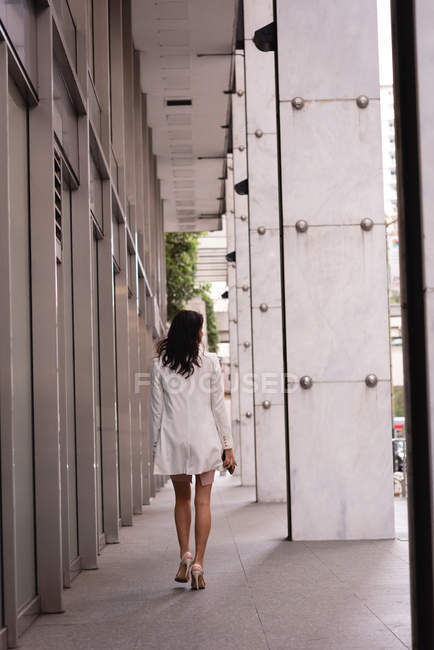 Vista posteriore della donna asiatica che cammina nel corridoio — Foto stock