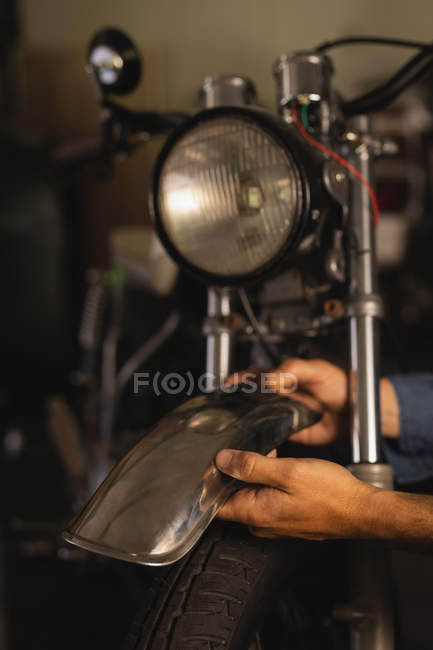 Fahrradmechaniker repariert Kotflügel des Fahrrads — Stockfoto