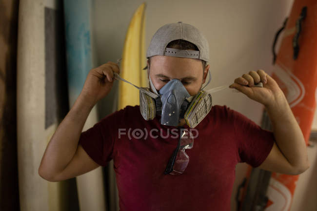 Вид концентрованого Кавказького чоловіка носіння газової маски в серфінгу семінар — стокове фото