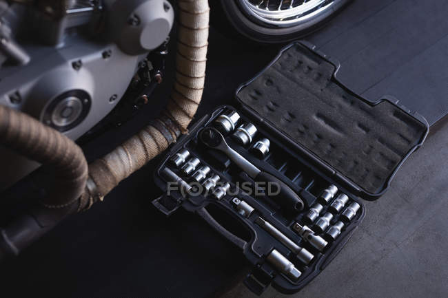 Hochwinkelansicht der Ausrüstung für Fahrradwerkzeugkoffer mit Ratschenschlüssel — Stockfoto