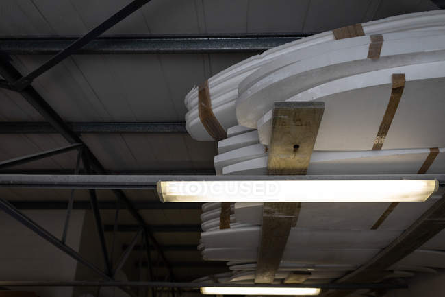 Tablas de surf dispuestas sobre el techo en un taller - foto de stock