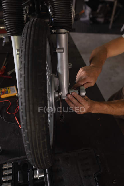 Mid section of bike Mechanic repairing bike in garage — Stock Photo