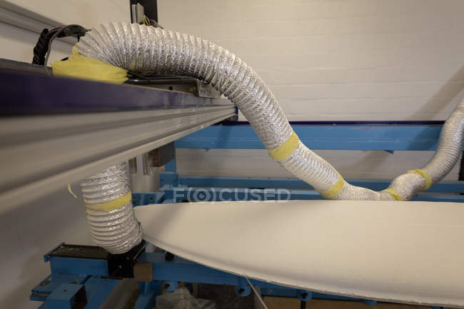 Frontansicht eines weißen Surfbretts in einer Werkstatt — Stockfoto