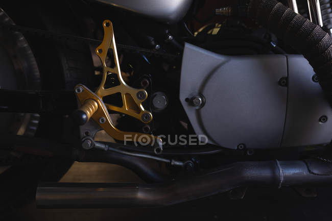 Close-up de tanque de óleo de moto na garagem — Fotografia de Stock