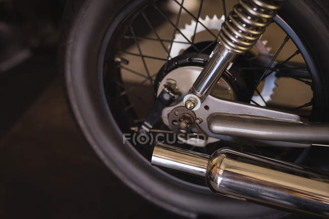 Primo piano della ruota della moto in officina — Foto stock