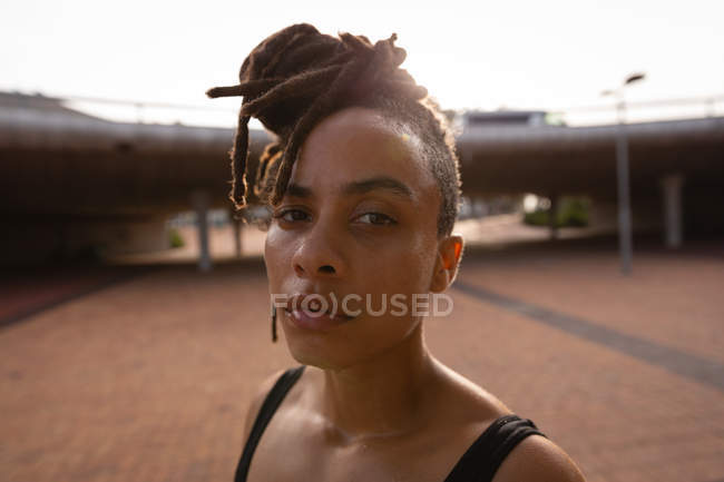 Retrato de ajuste jovem mulher de raça mista em pé na cidade — Fotografia de Stock