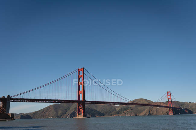 Vue de face du pont porte dorée — Photo de stock