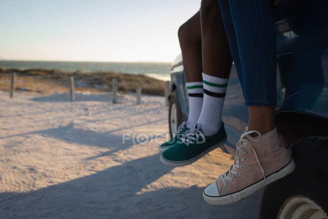 Liebespaar an einem sonnigen Tag im Auto am Strand — Stockfoto