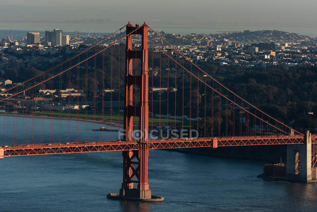 Schöne Fotografie der goldenen Torbrücke an sonnigen Tagen — Stockfoto
