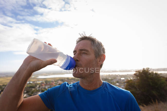 Close-up de maduro homem caucasiano água potável — Fotografia de Stock