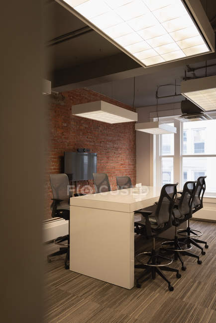 Cadeiras vazias e mesa na sala de conferências no escritório — Fotografia de Stock