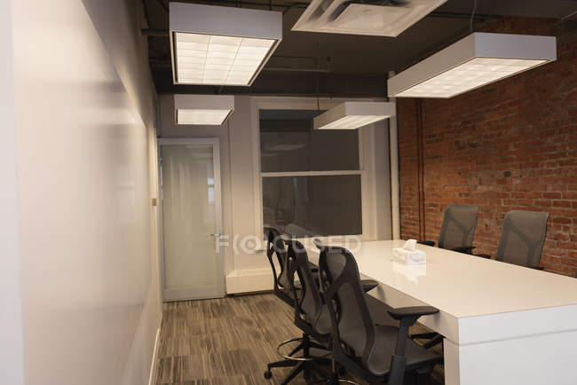 Leere Stühle und Tisch im Konferenzraum im Büro — Stockfoto