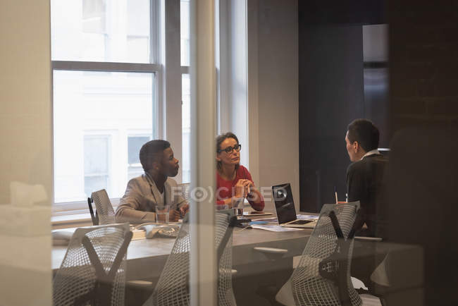Rückansicht diverser Geschäftsleute bei Besprechungen im Konferenzraum im Büro — Stockfoto