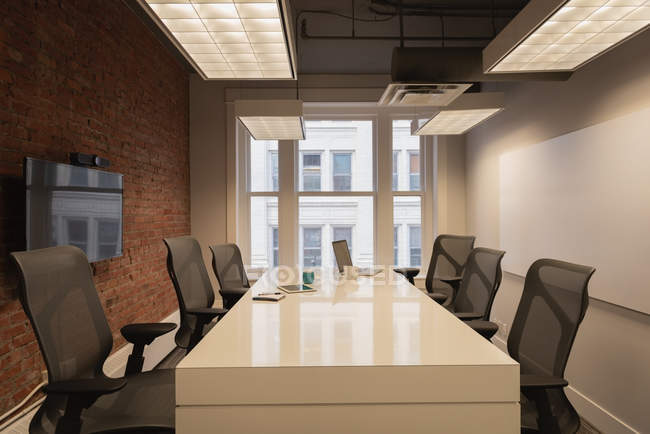 Leere Stühle und Tisch im Konferenzraum im Büro — Stockfoto