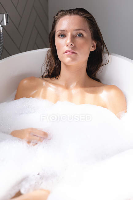 Крупним планом красива жінка купається у ванній — стокове фото