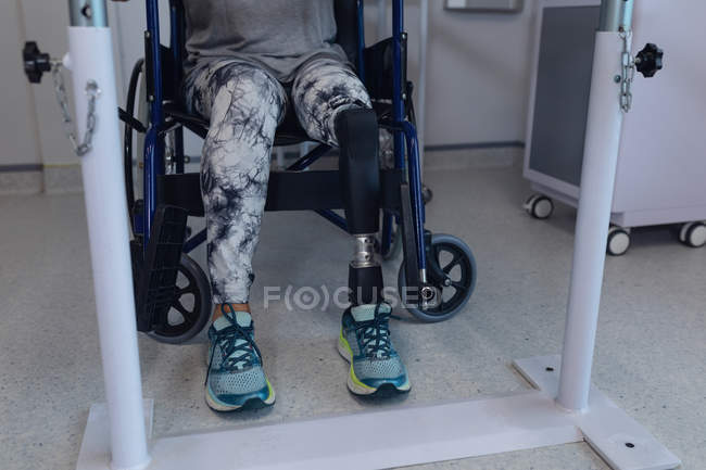 Bassa sezione di paziente donna seduta in sedia a rotelle in ospedale — Foto stock