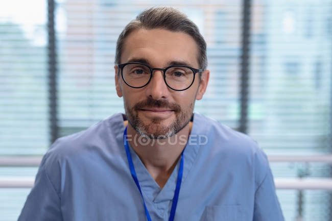 Porträt eines kaukasischen Chirurgen, der im Krankenhaus in die Kamera blickt — Stockfoto