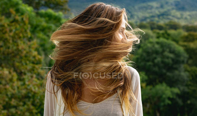 Visão traseira da bela mulher caucasiana balançando a cabeça na varanda — Fotografia de Stock