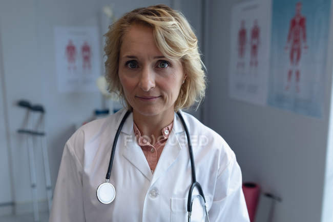 Портрет красивой белой женщины-врача, смотрящей в камеру в больнице — стоковое фото