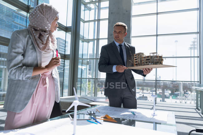 Architetti maschi e femmine multietnici che interagiscono tra loro in ufficio . — Foto stock