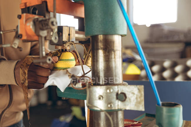 Close-up de máquinas em uso em uma fábrica de bolas de críquete . — Fotografia de Stock