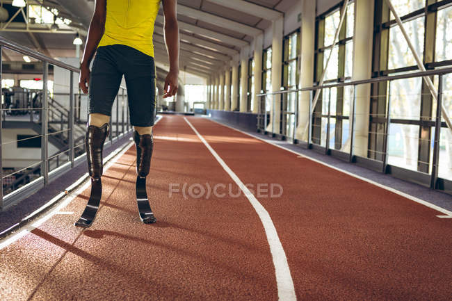 Section basse de l'athlétisme masculin handicapé debout sur la piste de course dans le centre de remise en forme — Photo de stock