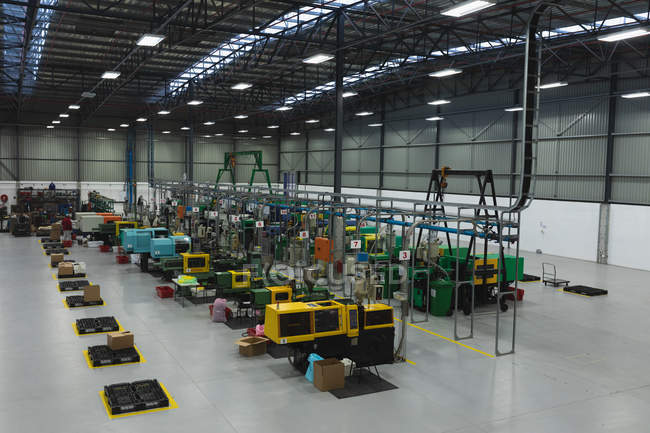 Высокий угол обзора ряда технологического оборудования и площади для упаковки на складе на перерабатывающем заводе — стоковое фото
