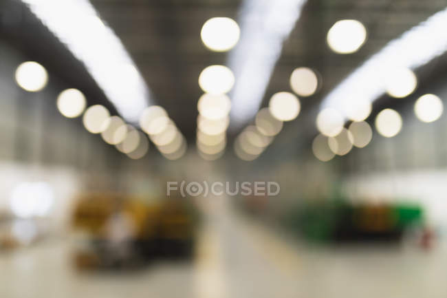 Vista frontal desfocada de duas fileiras de equipamentos de processamento em um armazém em uma fábrica de processamento — Fotografia de Stock