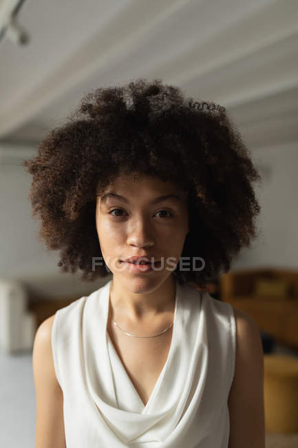 Портрет молодой женщины смешанной расы, смотрящей в камеру — стоковое фото
