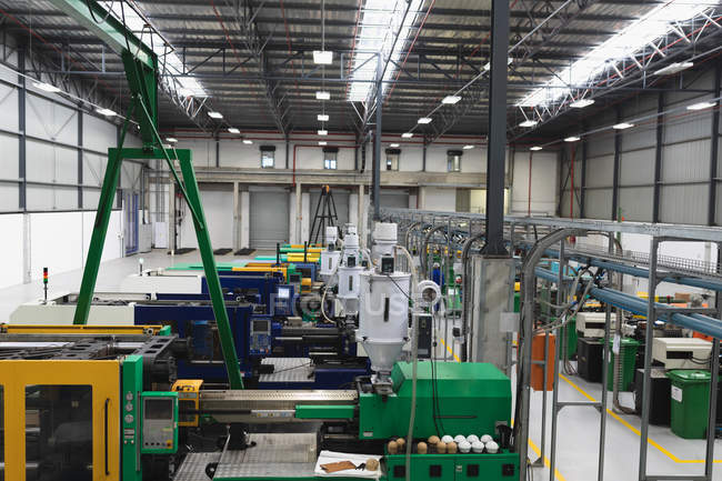 Vista de alto ângulo de uma fileira de equipamentos de processamento em um armazém em uma fábrica de processamento — Fotografia de Stock