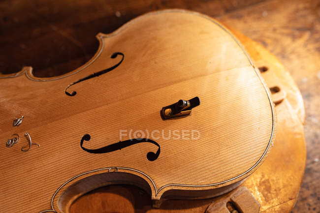 Nahaufnahme einer Geige, die in einer Geigenbauerwerkstatt hergestellt wird — Stockfoto