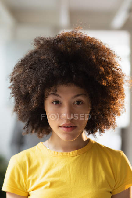 Porträt einer jungen Frau mit gemischter Rasse, die in die Kamera blickt — Stockfoto