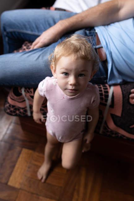 Retrato de un bebé caucásico junto a un joven padre caucásico - foto de stock