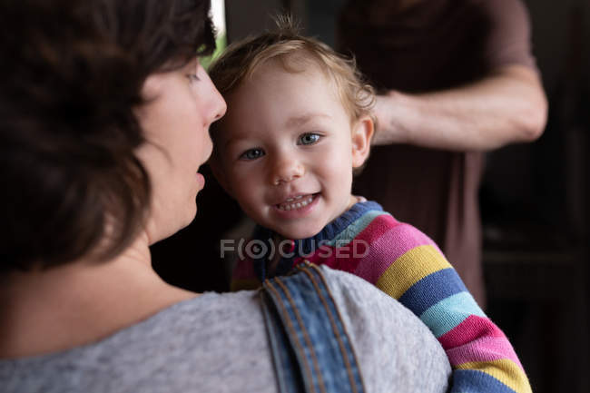 Retrato de um bebê caucasiano mantido pela jovem mãe caucasiana — Fotografia de Stock