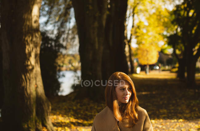 Bella donna a piedi nel parco. — Foto stock
