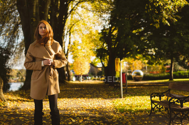 Hermosa mujer caminando en el parque. - foto de stock