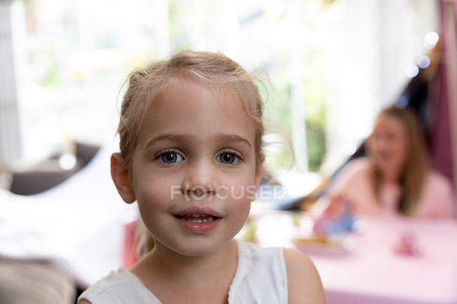Portrait d'une jeune fille blanche à la maison — Photo de stock
