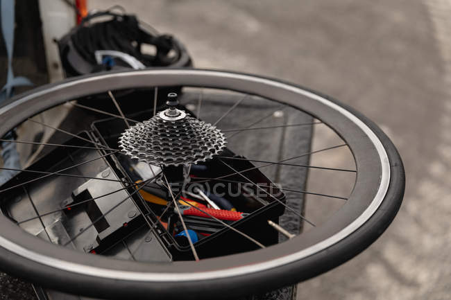 Gros plan d'une roue d'un vélo couché — Photo de stock