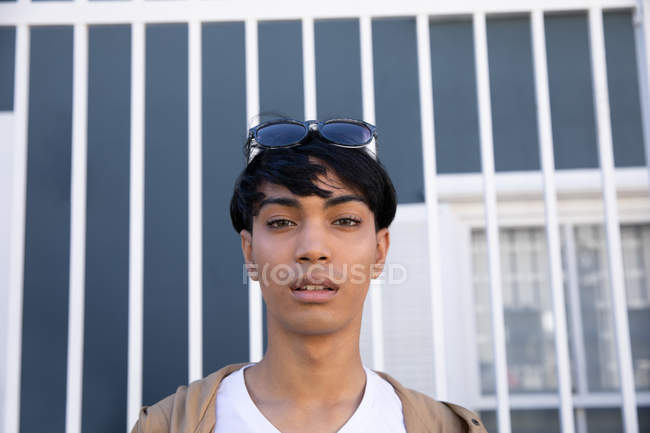 Portrait d'un jeune transgenre à la mode transgenre mixte adulte dans la rue, regardant à la caméra — Photo de stock