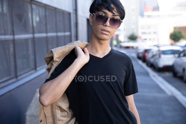Retrato de um jovem elegante mestiço transexual adulto na rua — Fotografia de Stock