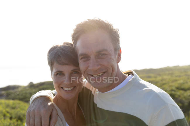 Ritratto di una felice coppia caucasica adulta di mezza età che si gode il tempo libero sorridendo alla telecamera in una giornata di sole
. — Foto stock