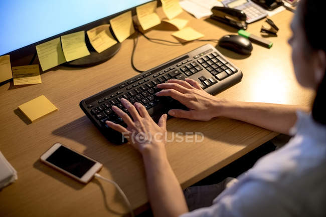 Уважний керівник, який працює на персональному комп'ютері за столом в офісі — стокове фото