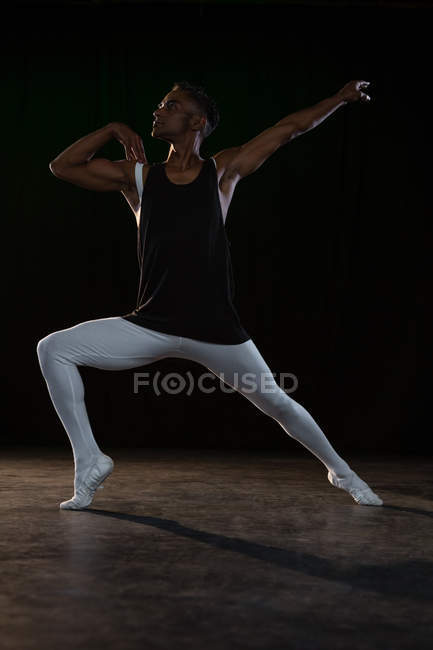 Ballerino pratiquant la danse de ballet sur scène — Photo de stock