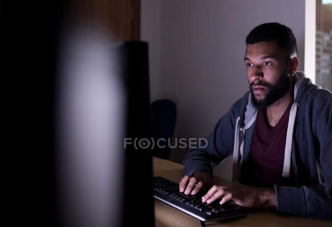 Executivo atento trabalhando em computador pessoal na mesa no escritório — Fotografia de Stock