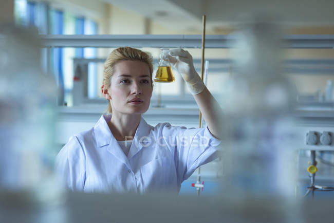 Étudiant universitaire attentif faisant une expérience chimique en laboratoire — Photo de stock