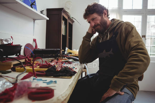 Ремесленник, работающий над глиняной скульптурой в мастерской — стоковое фото