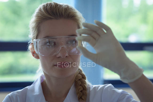 Studente universitario attento fare un esperimento in laboratorio — Foto stock