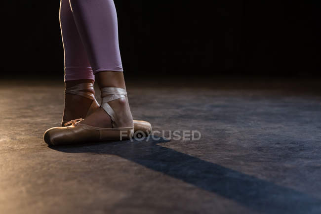 Балерина практикуючих балету танцю в студії — стокове фото