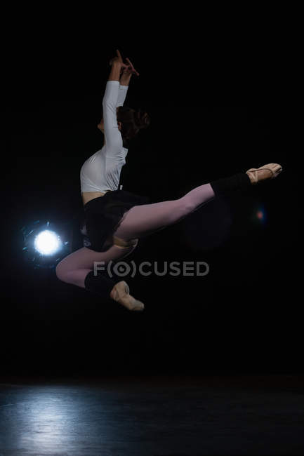 Konzentrierte Balletttänzerin springt im Tanzstudio — Stockfoto