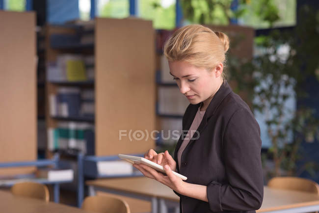 Estudante universitário usando tablet digital em sala de aula na faculdade — Fotografia de Stock